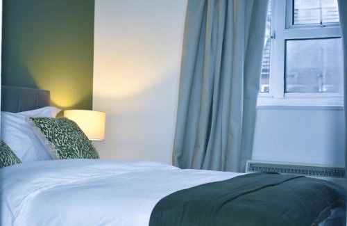 Dartford Apartment | Luxury 2 bed House with 3 beds,3 Free Parking in Dartford Close To Town Centre, Opp Bus Stop, Train Station, Bluewater Mall, 25mins to London City Airport,Close to Central London