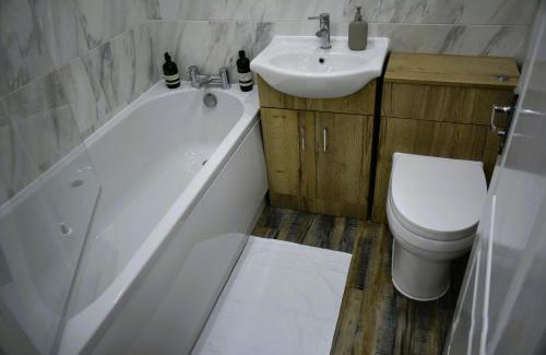 Dartford Apartment | Luxury 2 bed House with 3 beds,3 Free Parking in Dartford Close To Town Centre, Opp Bus Stop, Train Station, Bluewater Mall, 25mins to London City Airport,Close to Central London