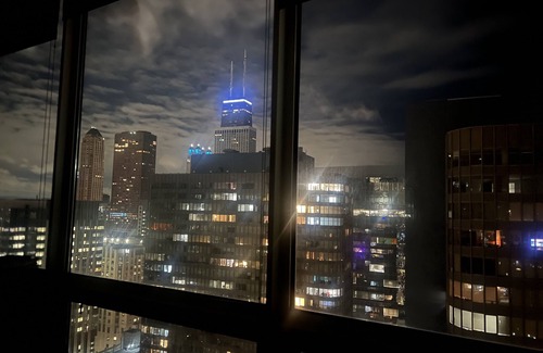 Streeterville Condo | Luxury 2 bed. Views of Navy pier, lakefront and city! Beach within steps!