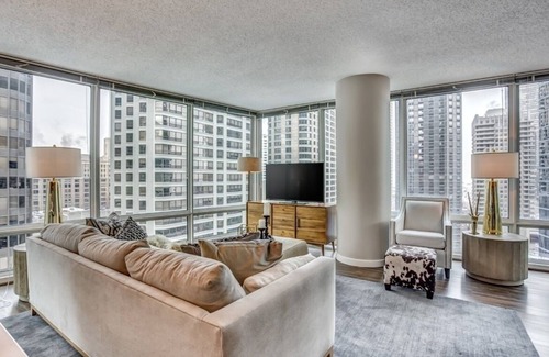 Streeterville Condo | Luxury 2 bed. Views of Navy pier, lakefront and city! Beach within steps!