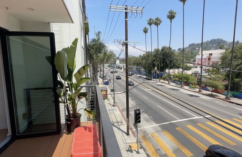 Sunset Junction Apartment | Luxury 2 Bedrm Apt with open living area in Prime Silverlake April 1-May 30