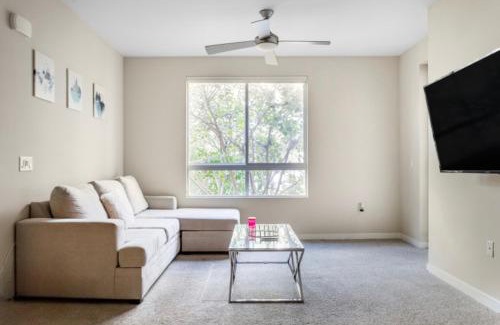 Greater Wilshire - Hancock Park Apartment | Luxury 2 Bedroom 2 Bathroom With Fitness Center and Pool