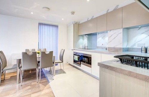 Canning Town Apartment | Luxury 2 Bedroom 2 Bathroom w/Balcony, Free Parking, 10 mins to Excel London