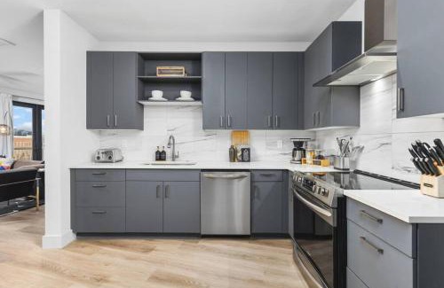 West End Apartment | Luxury 2 Bedroom 4 Bed with HUGE Wrap Around Patio Gym and Pool