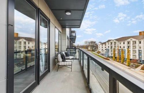 West End Apartment | Luxury 2 Bedroom 4 Bed with HUGE Wrap Around Patio Gym and Pool