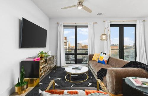 West End Apartment | Luxury 2 Bedroom 4 Bed with HUGE Wrap Around Patio Gym and Pool
