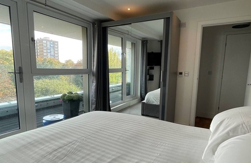 Stevenage Apartment | luxury 2-bedroom apartment balcony central