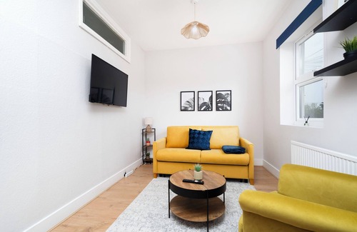 Northumberland Park Condo | Luxury 2 Bedroom Apartment. A Quick 5 Minute Walk from Tottenham Hotspur Stadium