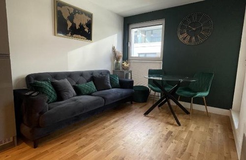 Stevenage Apartment | Luxury 2 bedroom Apartment, large balcony with Views central based