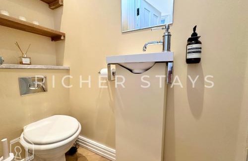 Askew Apartment | Luxury 2-Bedroom Apt, Corporates and Families
