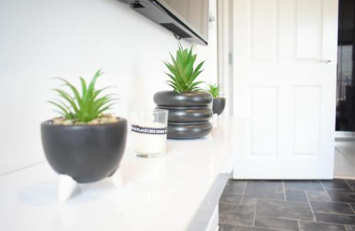 Upton Apartment | Luxury 2 Bedroom Northampton Townhouse with Balcony
