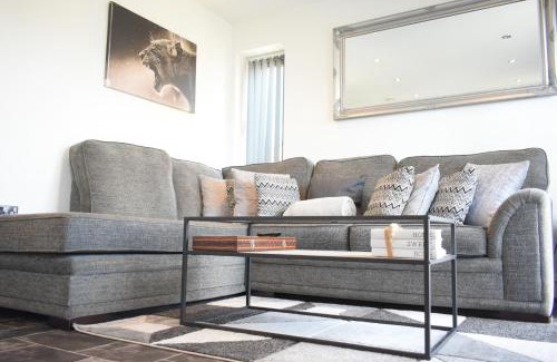 Upton Apartment | Luxury 2 Bedroom Northampton Townhouse with Balcony