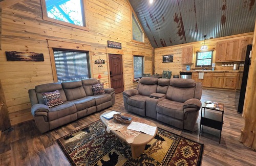 Board Camp Cabin | Luxury 2-bedroom plus loft cabin with WiFi and AC three miles to Wolf Pen Gap