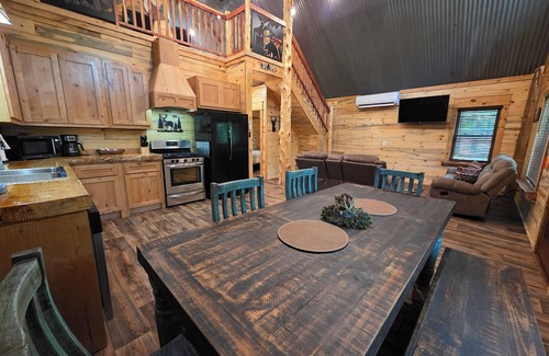 Board Camp Cabin | Luxury 2-bedroom plus loft cabin with WiFi and AC three miles to Wolf Pen Gap