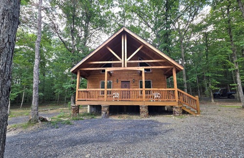 Board Camp Cabin | Luxury 2-bedroom plus loft cabin with WiFi and AC three miles to Wolf Pen Gap