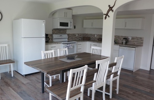 Central Okanagan House | Luxury 2 Bedroom Suite, Private Garden with Mountain View. Very quiet