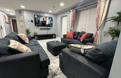 Newark Apartment | Luxury 2-Bedrooms 2-Bathrooms Near NYC/EWR