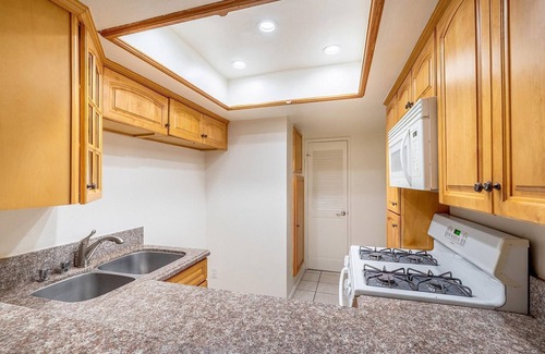 Verdugo Viejo House | Luxury 2-story Townhouse in North Glendale walking distance to EVERYTHING!
