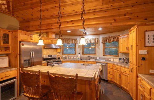Whispering Forest Cabin | Luxury 2400 sqft Log Cabin! Panoramic views, game room, tiki bar, & Pets!