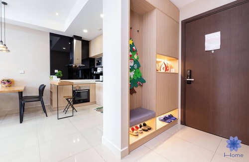 Phu Nhuan Apartment | Luxury 2BRs-2WC Apartment; 1.5km from airport w/free Pool & Gym