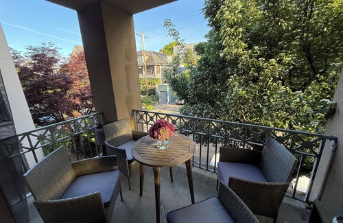 Northwest Portland House | Luxury 2bd/2.5 bath fully furn townhome in best area near NW 23rd & trails.