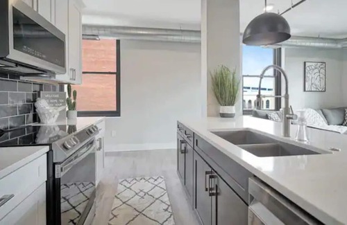 Downtown Lincoln Condo | Luxury 2BD-2BA Condo-DT LNK-Walk to UNL, Memorial Stadium, PBA, & Lied-sleeps 6