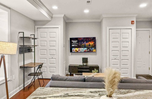 Southwark Apartment | Luxury 2BD | 3 Beds | Queens Village