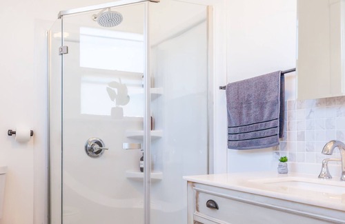 Front Park Apartment | Luxury 2Bd in Lakeview+DT+Park+FastWifi+WorkDesk