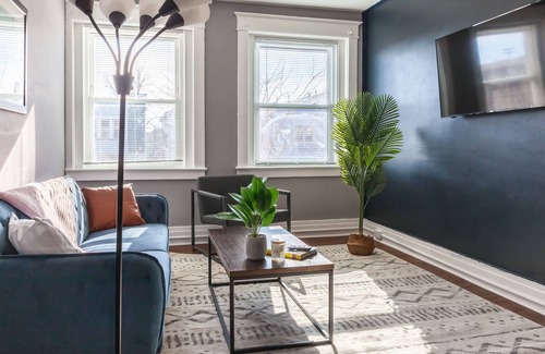 Front Park Apartment | Luxury 2Bd in Lakeview+DT+Park+FastWifi+WorkDesk