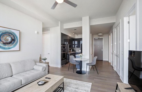 Midtown Apartment | Luxury 2bdrm Penthouse in Midtown