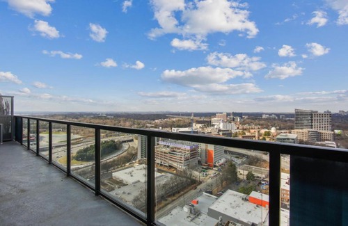 Midtown Apartment | Luxury 2bdrm Penthouse in Midtown