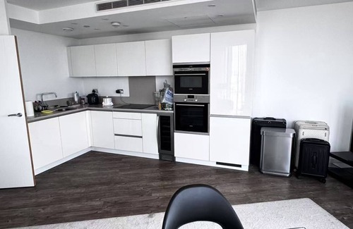 Rotherhithe Apartment | Luxury 2BR/2BA near Tube: Panoramic London Bridge Views