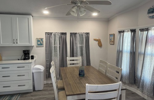 Fort Myers Beach House | Luxury 2BR 2Bath steps to FMB DEEP DISCOUNT May - Dec 2025