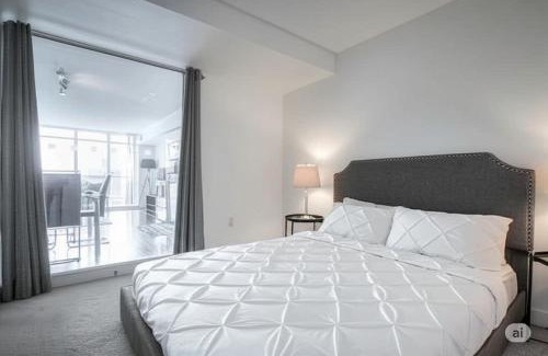 CityPlace Apartment | Luxury 2BR Apartment in Downtown Toronto - Free Parking