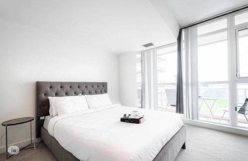 CityPlace Apartment | Luxury 2BR Apartment in Downtown Toronto - Free Parking