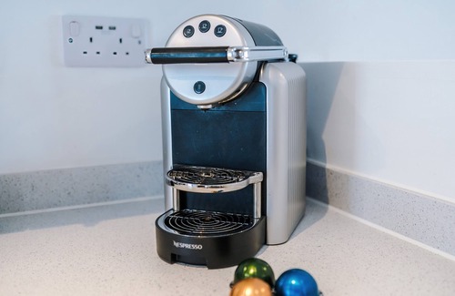 Salford House | luxury 2br in salford, slps 6, wifi, parking & ps5