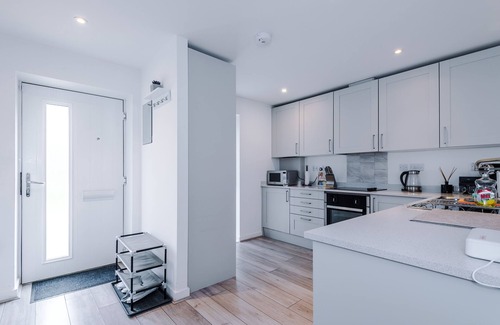 Salford House | luxury 2br in salford, slps 6, wifi, parking & ps5