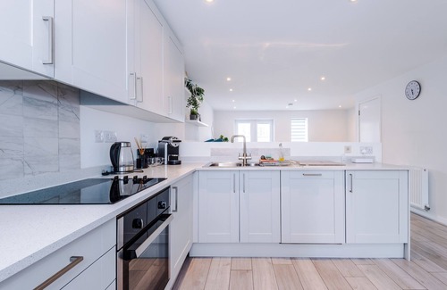 Salford House | luxury 2br in salford, slps 6, wifi, parking & ps5