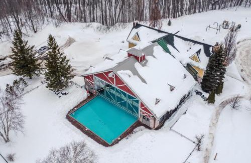 Oro-Medonte Apartment | Luxury 2BR King Condo with Pool & Spa Access