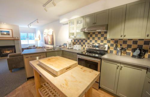 Tofino Apartment | Luxury 2BR Oceanfront Condo by OnlyBC 201