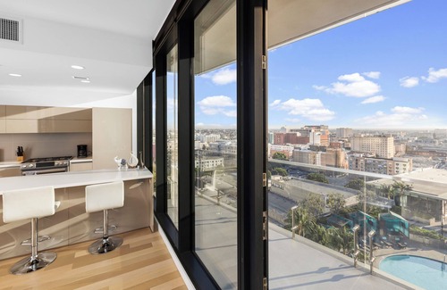 Melrose Apartment | Luxury 2BR Penthouse w/Balcony by Crypto Arena