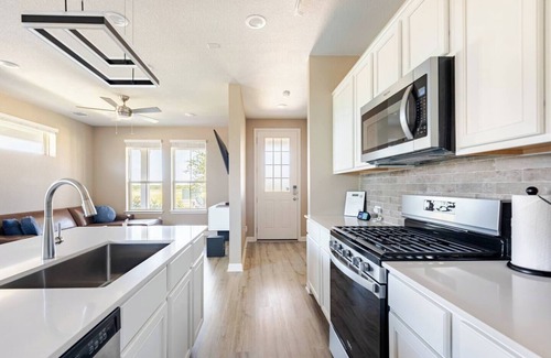 Austin House | Luxury 2S Condo Hot Tub Gym Pool Airport