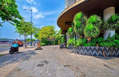 District 1 House | Luxury 3-Bdr Condo in HCMC's Dist 1: Stunning Canal Views and Lavish Amenities