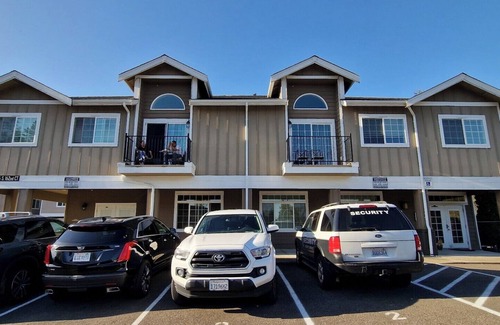 Burien Condo | Luxury 3 bed 2 full bath condo in gated community.