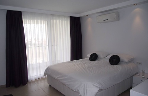 Side Apartment | Luxury 3 Bed Apartment, sleeps 7, with Jacuzzi on the Balcony