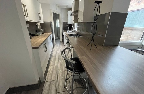 Stoke-on-Trent House | Luxury 3 Bed Apartment - Close to Alton Towers