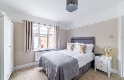 Watford House | Luxury 3 bed house w/Parking, near Shops & Transport