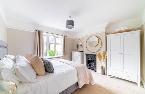 Watford House | Luxury 3 bed house w/Parking, near Shops & Transport