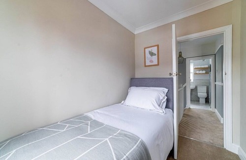 Watford House | Luxury 3 bed house w/Parking, near Shops & Transport