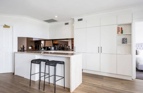 Kirribilli Apartment | Luxury 3 Bedroom Apartment with Harbour Bridge & Park View